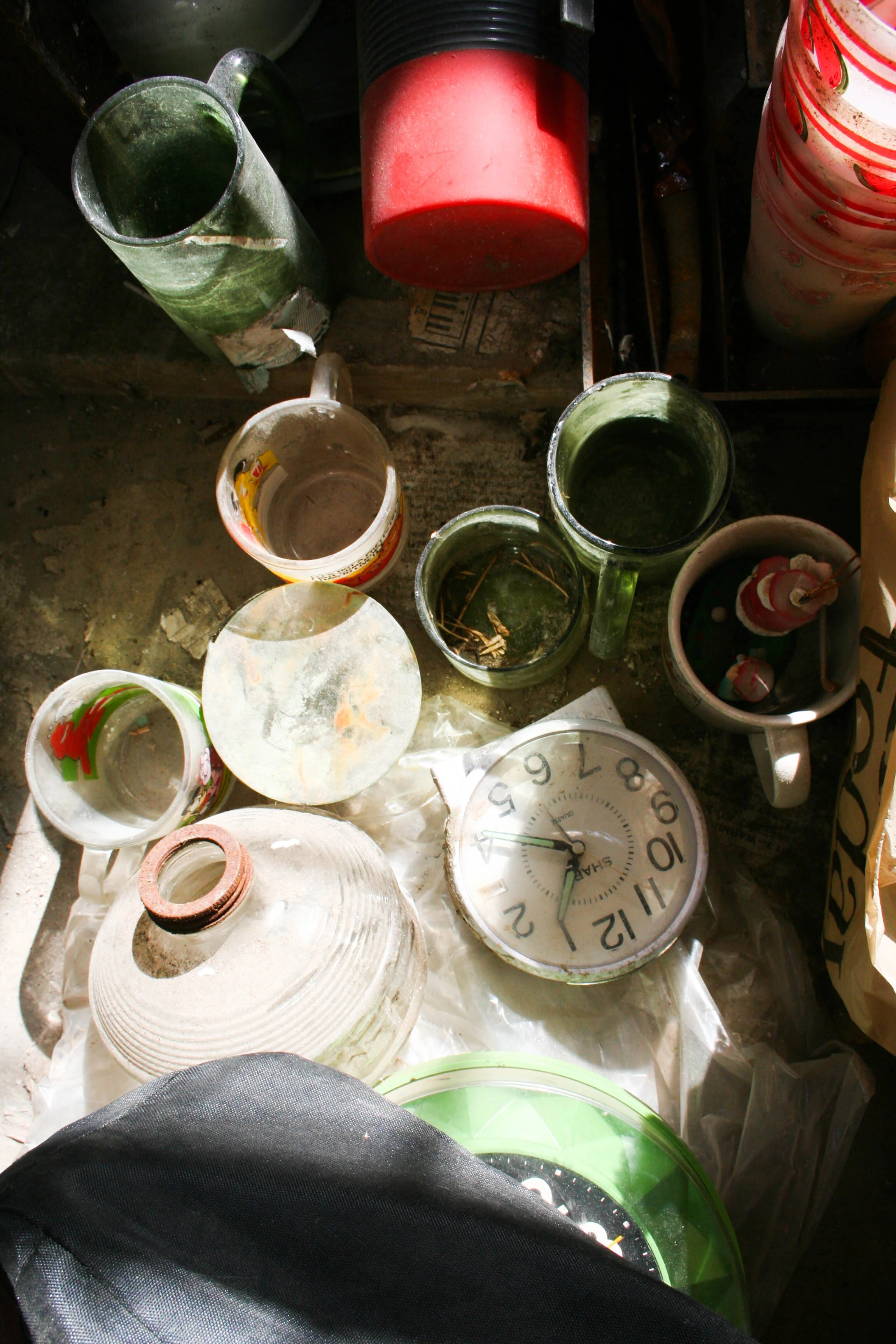  Salvageable items: glasses, plastic cups, clock,&nbsp;etc. 