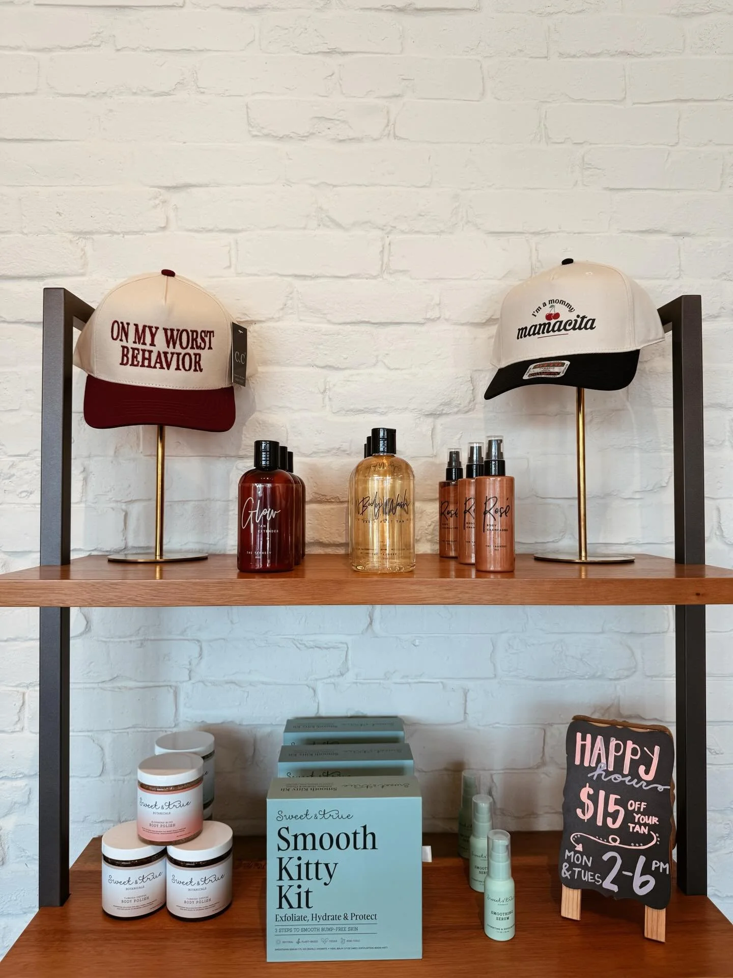 Tan lines &amp; good finds ✨
Stop in for your glow and stay for the goodies! Sunnies, hats, self-care &amp; more. Your new favorite tanning studio is looking pretty sun-sational ☀️