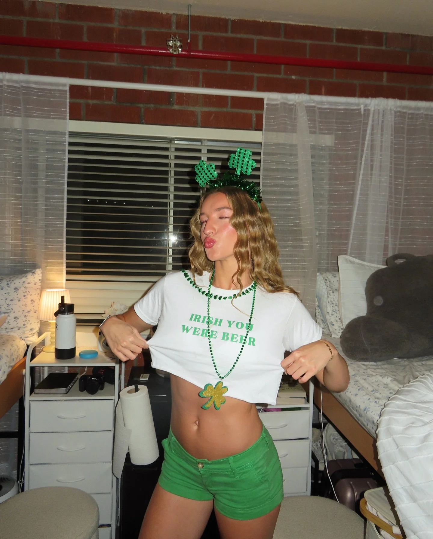 Green outfit? Check. Golden tan? Double check. Ready to sham-rock this St. Patrick&rsquo;s Day! 🍀
Link in bio to book your spray tan before Tuesday!🌈