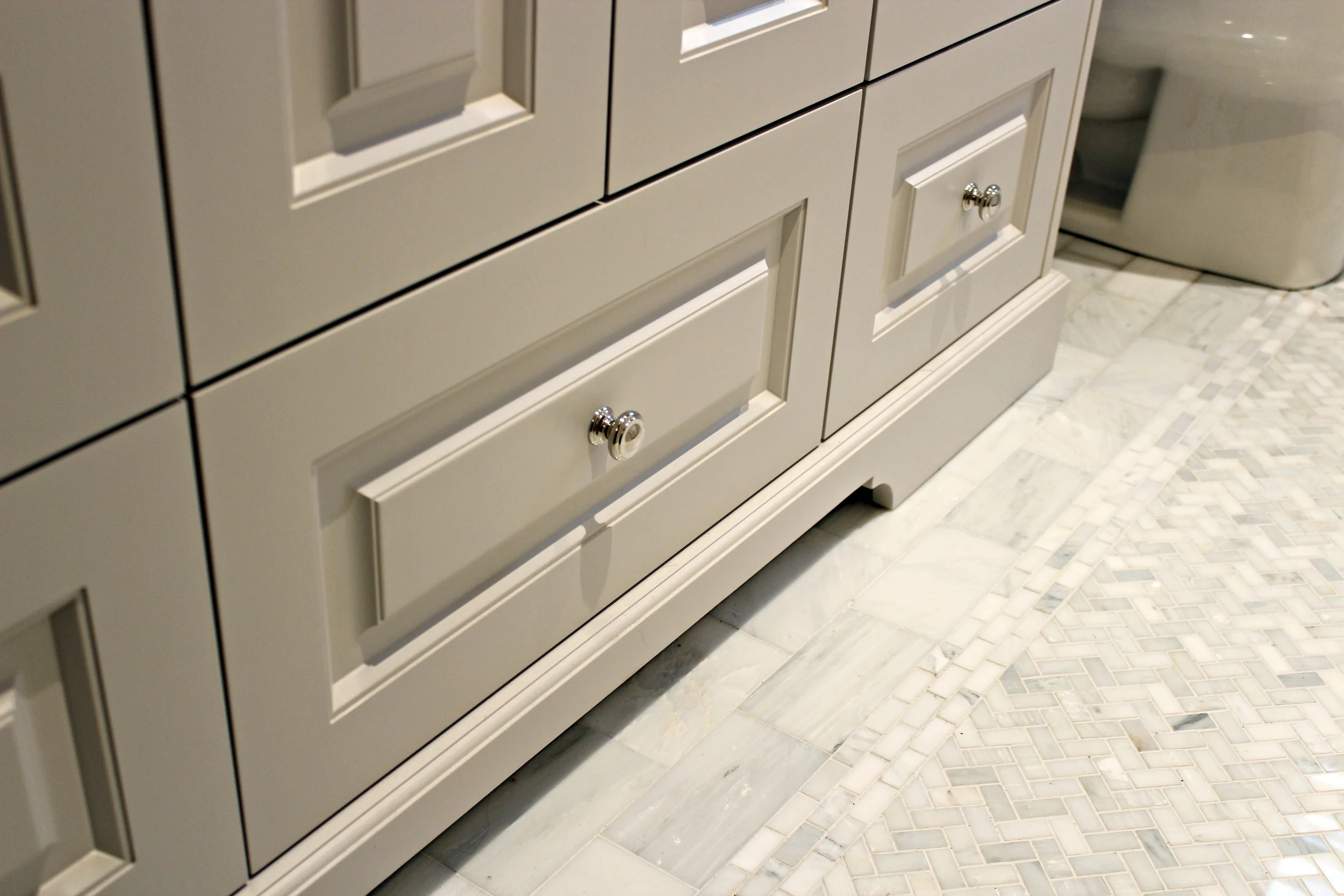This little detail in the furniture style kick gives more attitude to the vanity, and the simple chrome knobs ad aophistication. 