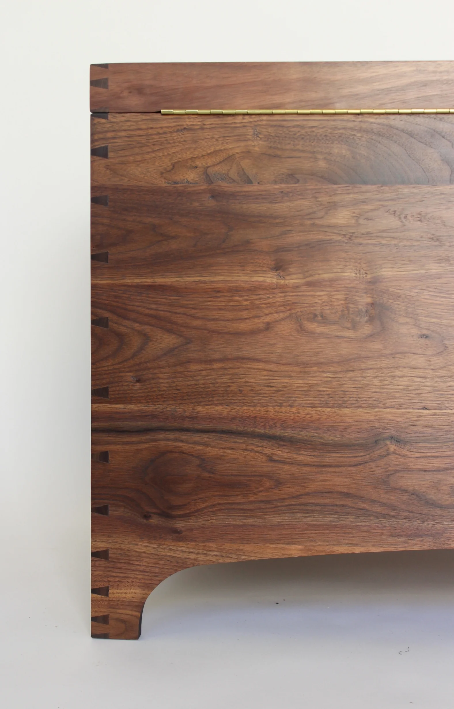 Graduated dovetails: wider in the middle, thinner at the edges.