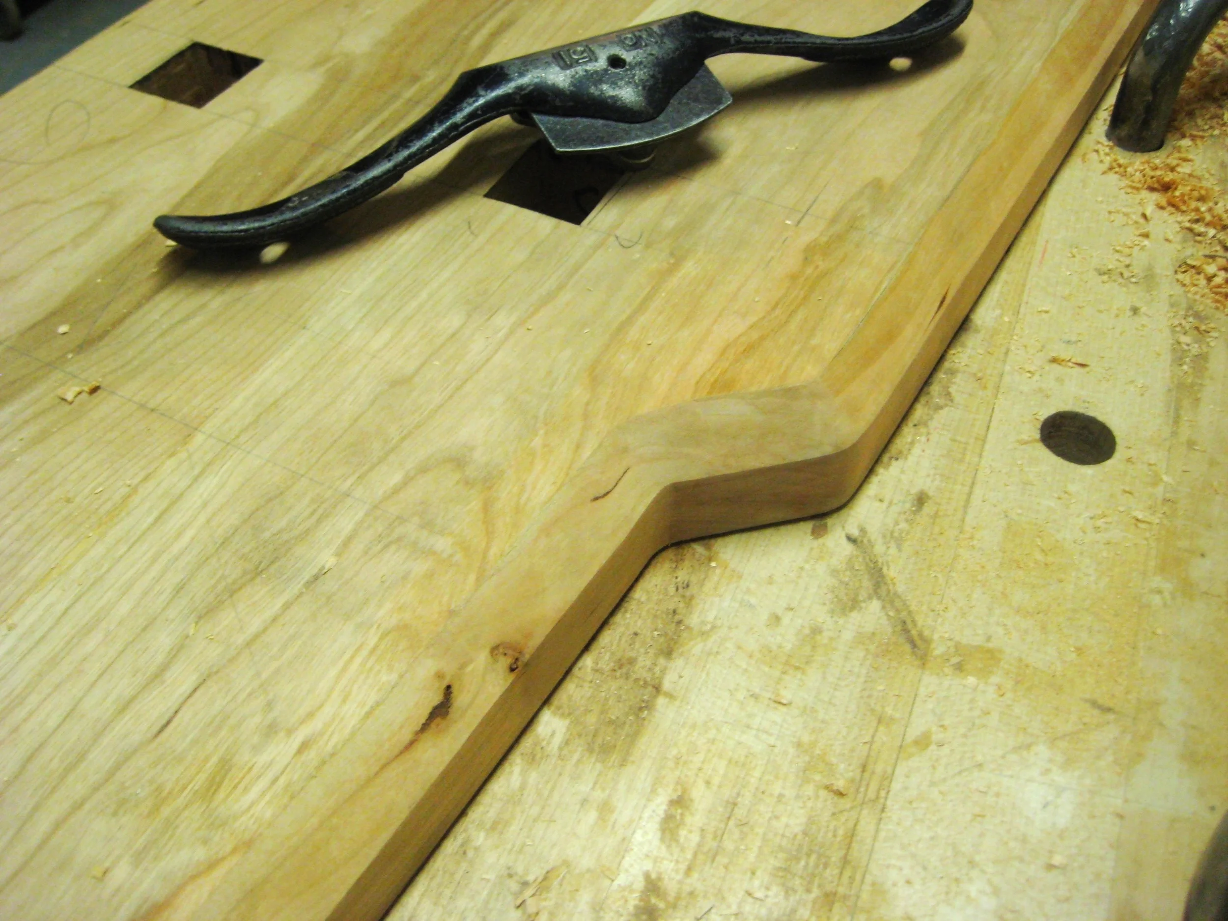 Hard to see it, but there is a spokeshaved bevel along that curve.