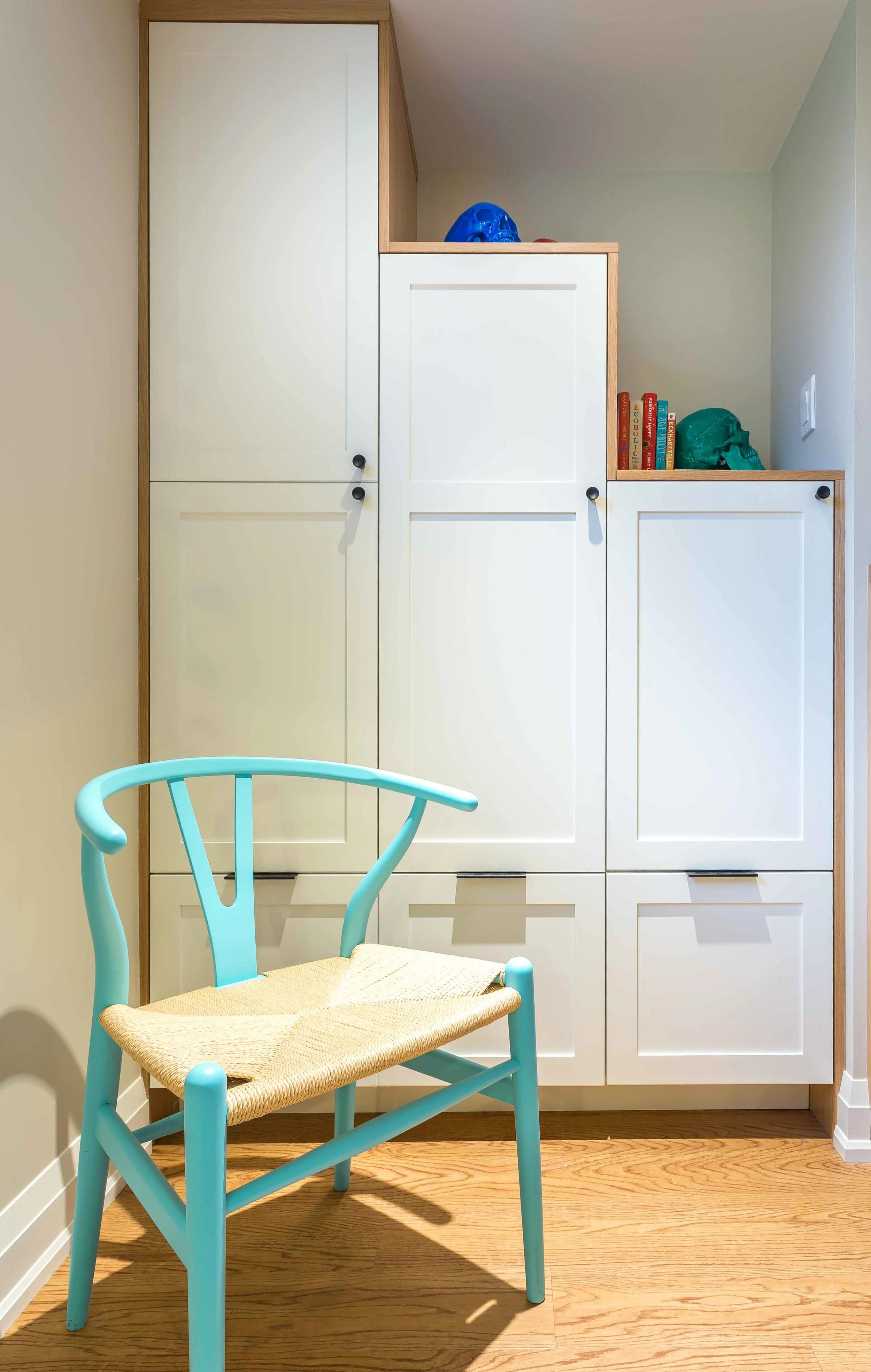 left side of cabinets: drawers on bottom, shelving on top. 