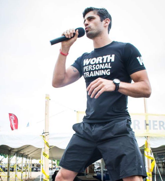 A celebrity trainer I mean business owner I mean normal ass trainer in action