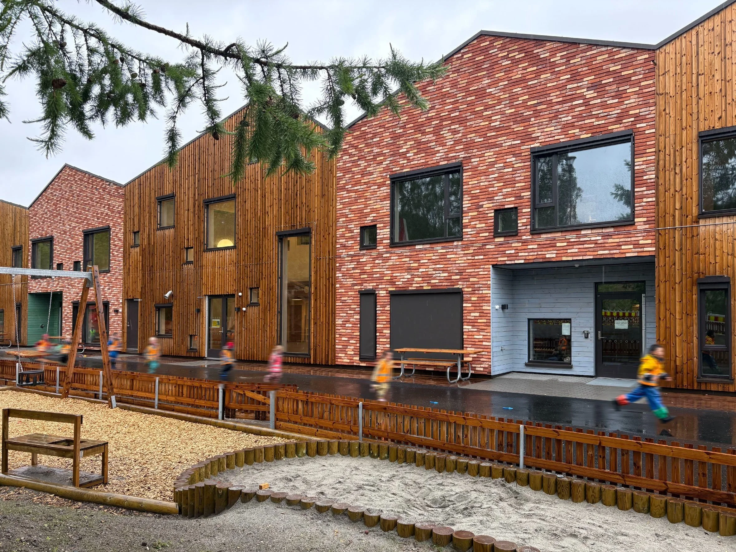 Søndre Borgen Barnehage_barn løper.jpg