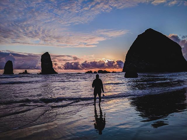 #Travelmas Day #3: Oregon is probably our favorite state we have visited so far! We spent most of our time at Mt. Good, but we ventured to Cannon Beach for our last night and it was magical. We can't wait to go back😍
.
.
.
.
.
.

#sunset #ocean #ore