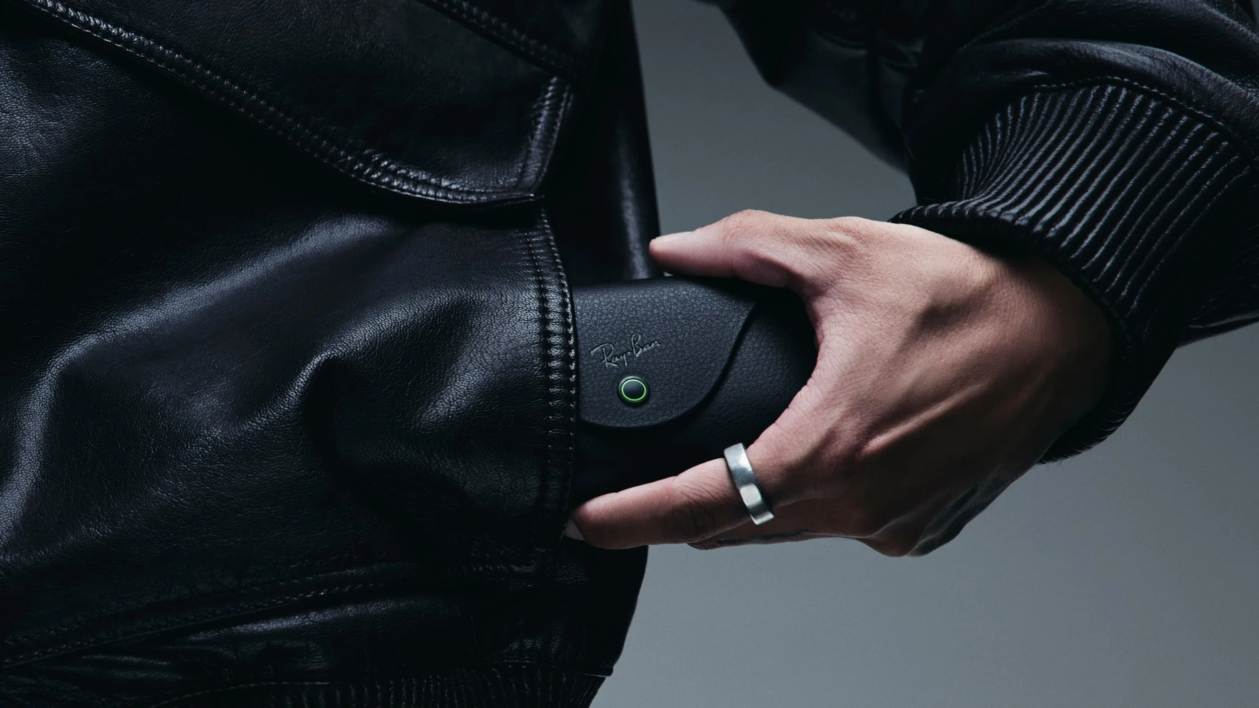 20250721_HO25CoreLTEBlkCase_Lemon_Ray-Ban_Meta_WF_Matte_Transparent_Ruby_Charging_Case_Generic_7680x4320_16_9.jpg