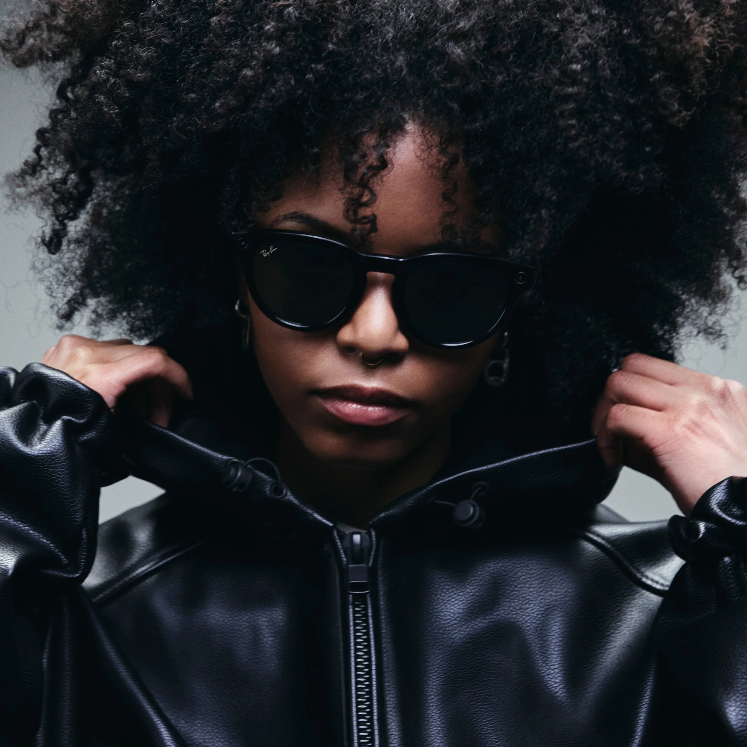 20250728_HO25CoreFemale3_Lemon_Ray-Ban_Meta_HDL_Shiny_Black_G15_Studio_Generic_4320x4320_1x1.jpg