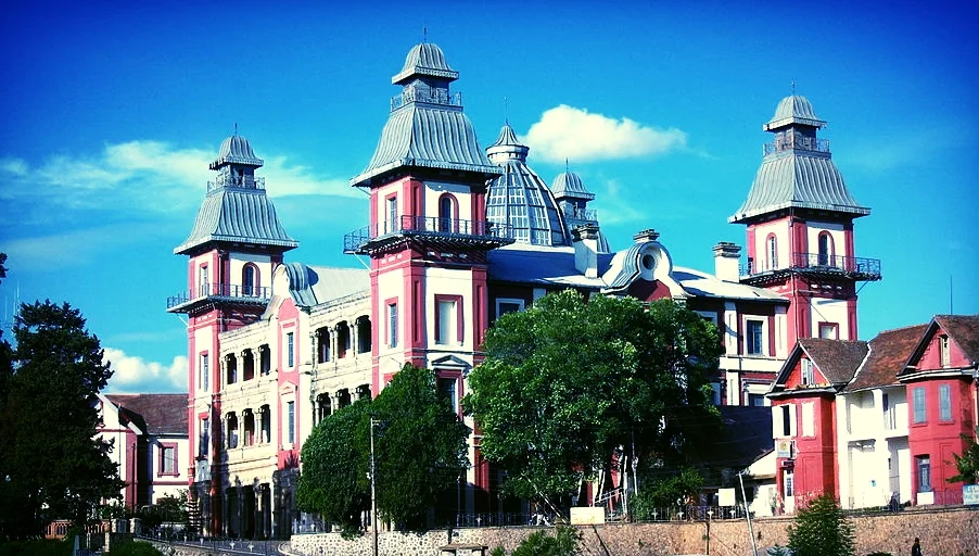 1024px-Palais_d'Andafiavaratra_01.jpg