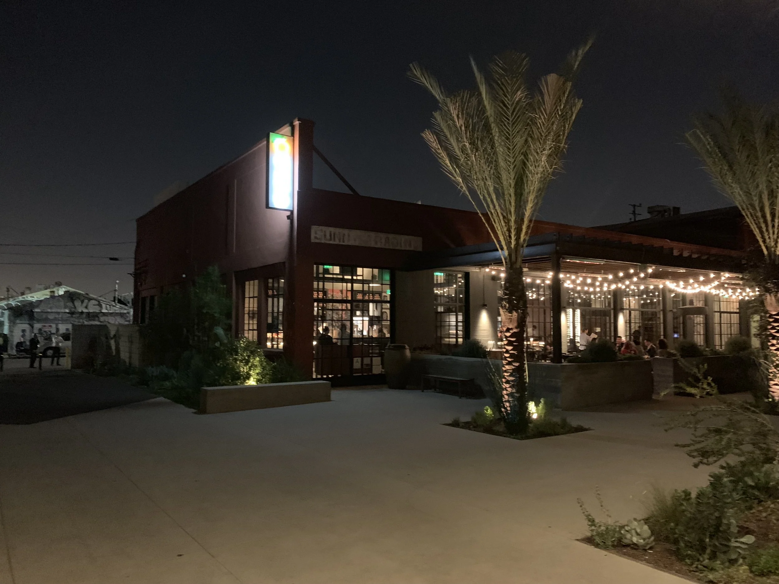 Mojodōmo by night