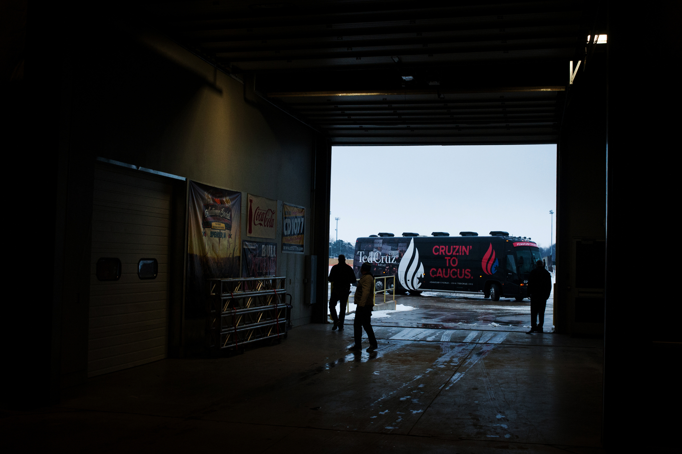  Republican U.S. presidential candidate Ted Cruz's campaign bus pulls into Clay County Regional Event Center in Spencer, Iowa on January 6, 2016. 