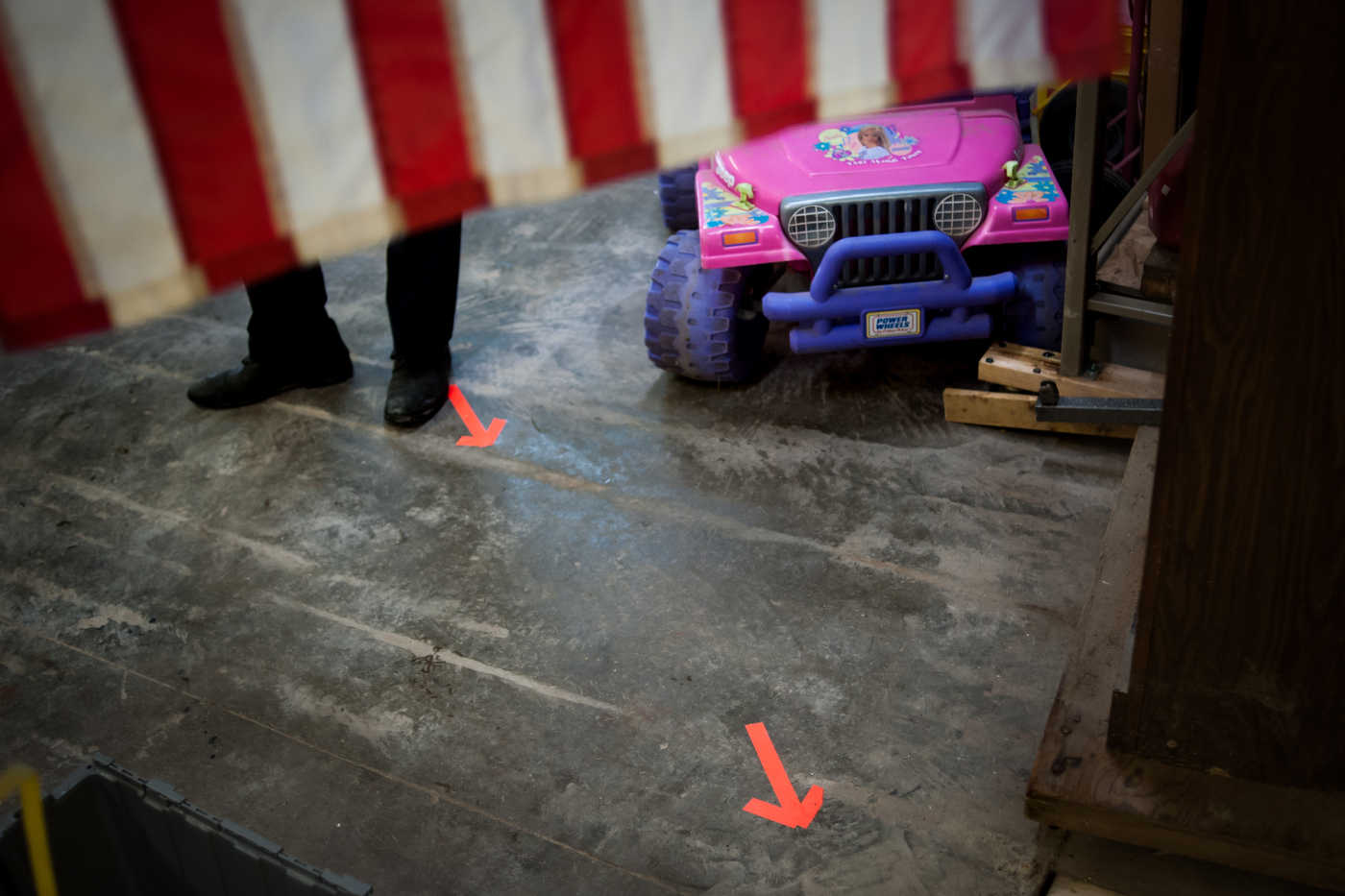  A member of Democratic U.S. presidential candidate Bernie Sanders' staff awaits his arrival as arrows point his path toward the microphone at an event in a garage in Charles City, Iowa on January 30, 2016.  