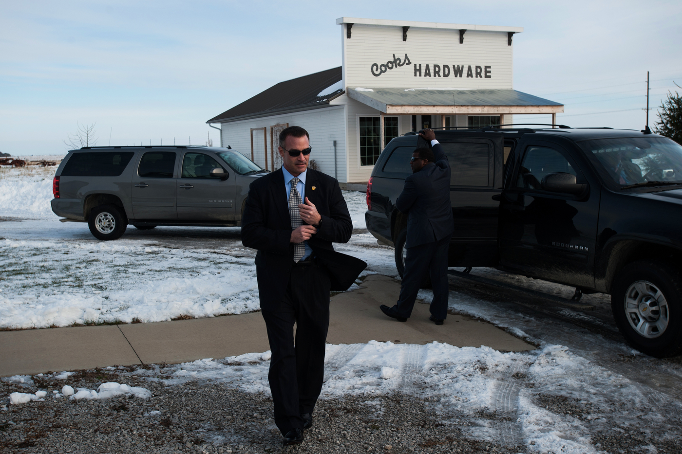  U.S. Secret Service agents secure the area around the motorcade of Republican U.S. presidential candidate Ben Carson after a campaign even at South Bethel Church in Tipton, Iowa on November 22, 2015.  