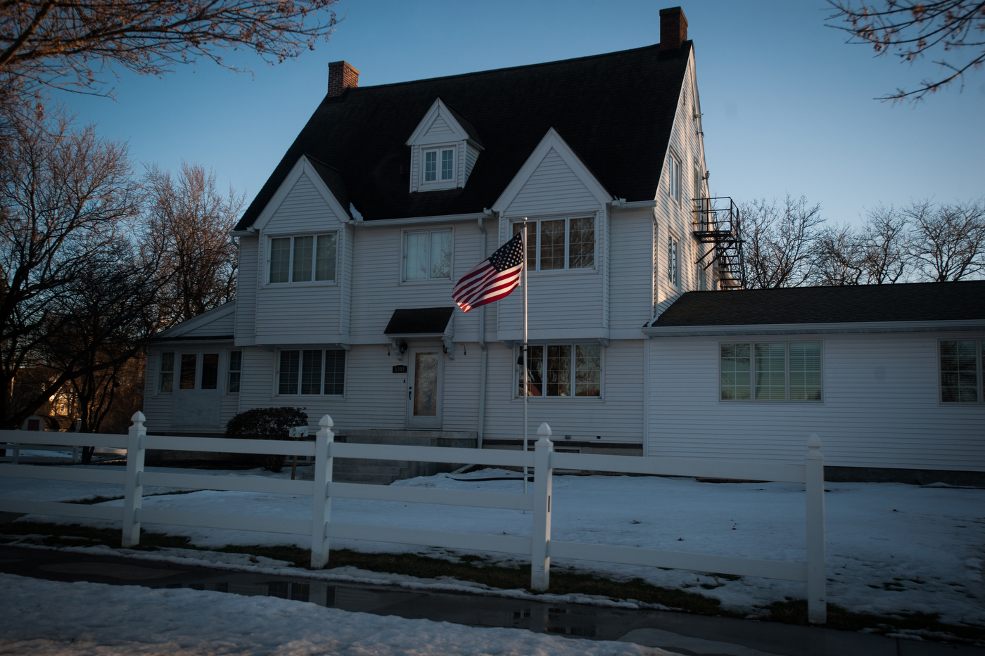  A flag waves in the wind outside a house down the street from where Democratic U.S. presidential candidate Bernie Sanders was scheduled to speak in Marshalltown, Iowa on January 31, 2016. 
