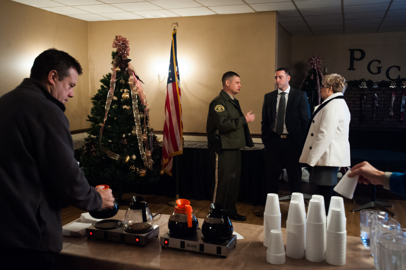  Attendees, including the local sheriff, mingle before Republican U.S. presidential candidate Marco Rubio's town hall event in Pella, Iowa on December 30, 2015. 