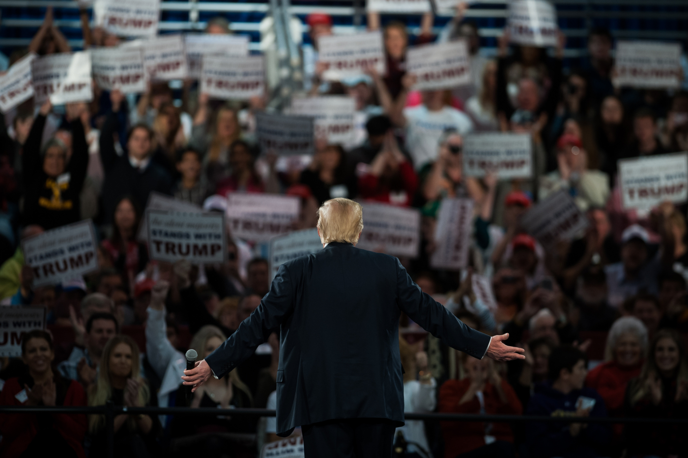  Republican U.S. presidential candidate Donald Trump turns to the crowd behind him during a campaign event in Des Moines, Iowa on Friday, Dec. 11, 2015. 