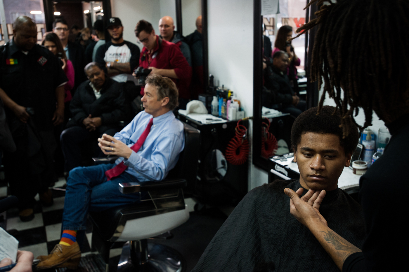  J.T. Kramer gets his hair cut as Republican U.S. presidential candidate Rand Paul holds a campaign event at Platinum Kutz barbershop in Des Moines, Iowa on January 18, 2016. 