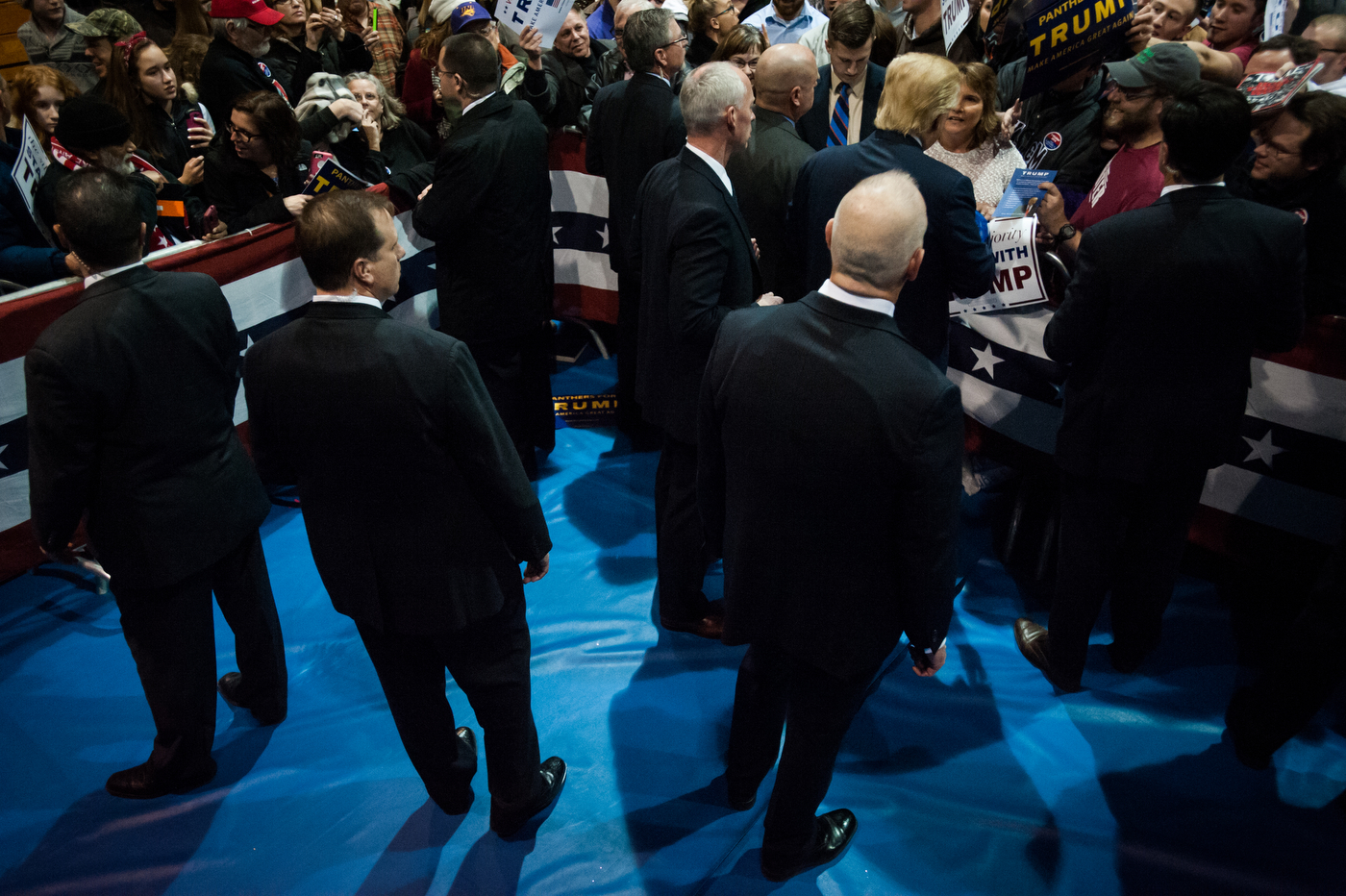  The U.S. Secret Service detail for Republican U.S. presidential candidate Donald Trump stands watch as he signs autographs at a campaign event at University of Northern Iowa in Cedar Falls, Iowa on January 12, 2016.  