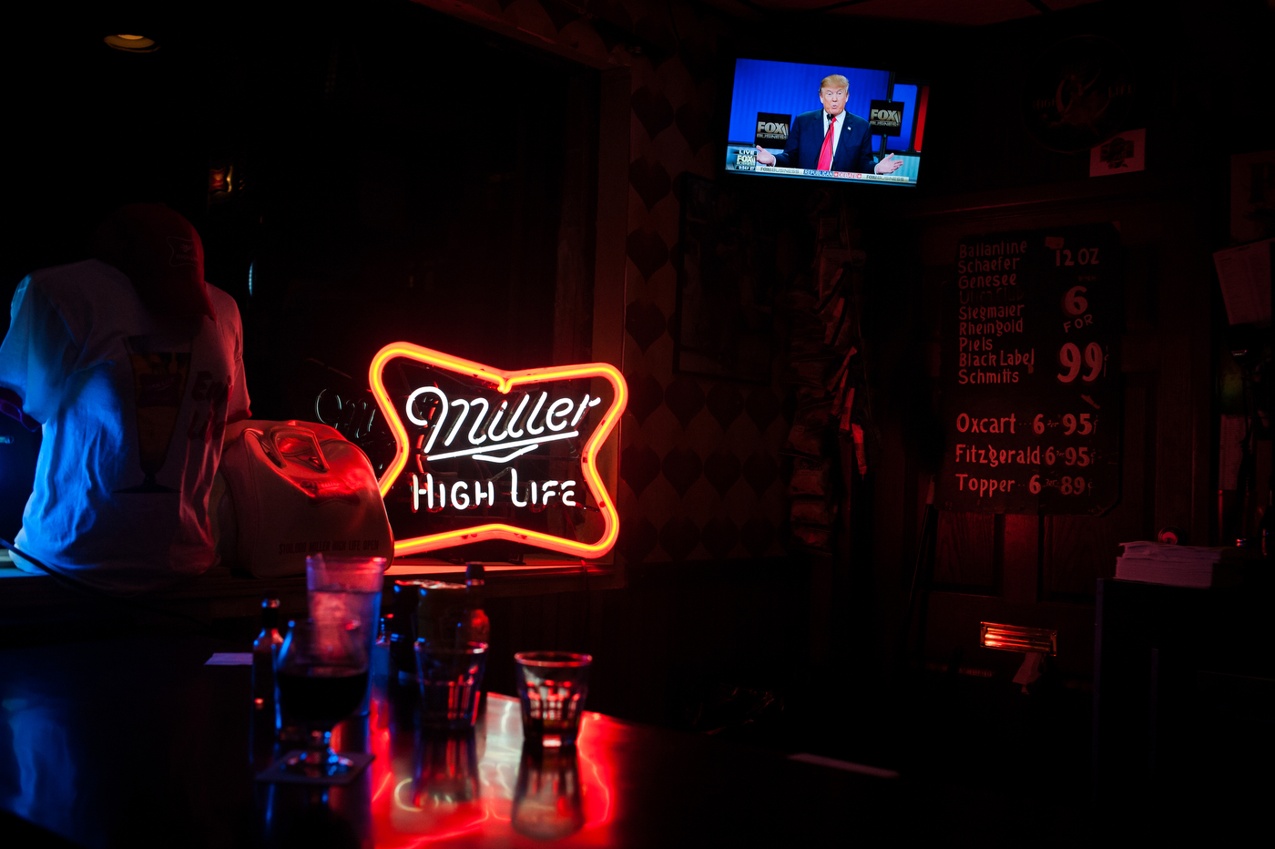  Republican U.S. presidential candidate Donald Trump is seen on TV at the High Life Lounge in Des Moines, Iowa as he participates in the the Republican debate on FOX Business network in Columbia, South Carolina on January 14, 2016. 