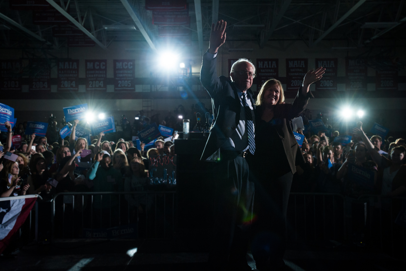  Democratic U.S. presidential candidate Bernie Sanders and his wife Jane wave to the crowd after a campaign rally in Des Moines, Iowa the night before the Iowa caucuses on January 31, 2016.  