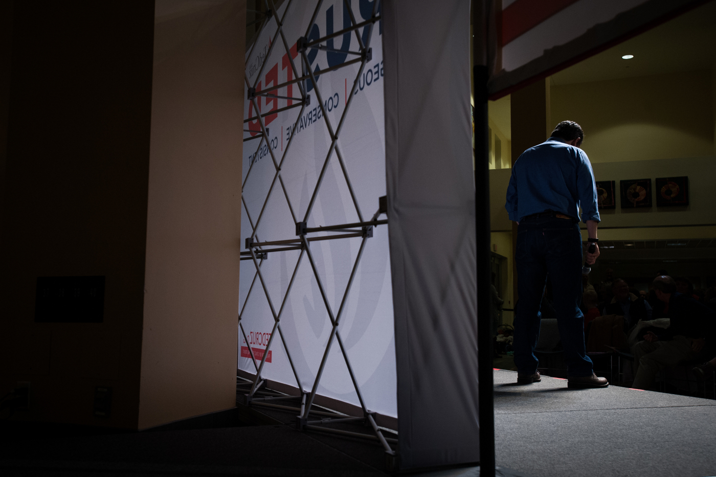  Republican U.S. presidential candidate Ted Cruz bows his head as he speaks at a campaign stop at Dordt College in Sioux Center, Iowa on January 5, 2016. 