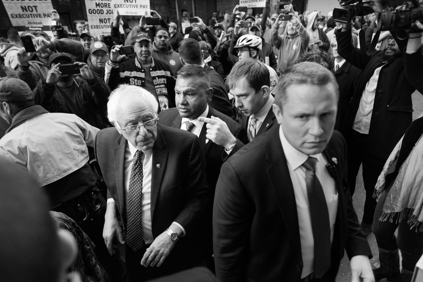  Shannon Jackson, aide to Democratic presidential candidate Bernie Sanders, speaks to Sanders and the lead Secret Service agent as they head through a crowd to speak to a Communication Workers of America protest in Philadelphia, Pennsylvania on April