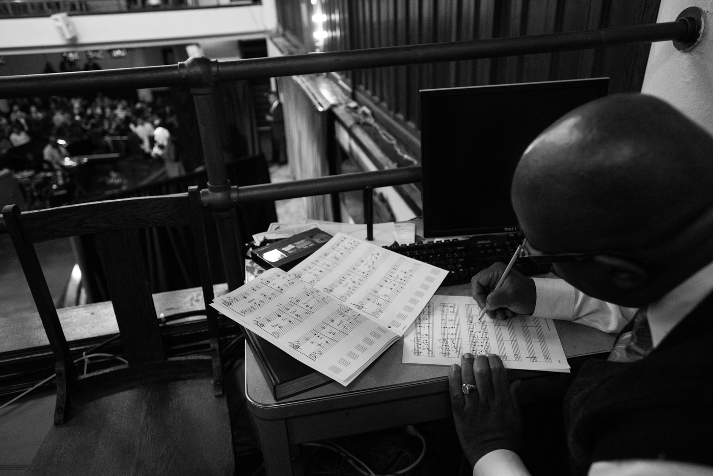  Theodore Thomas Jr., organist at Tindley Temple United Methodist Church, does arrangements as Democratic presidential candidate Bernie Sanders speaks at an African American Community Conversation town hall event in Philadelphia, Pennsylvania on Apri