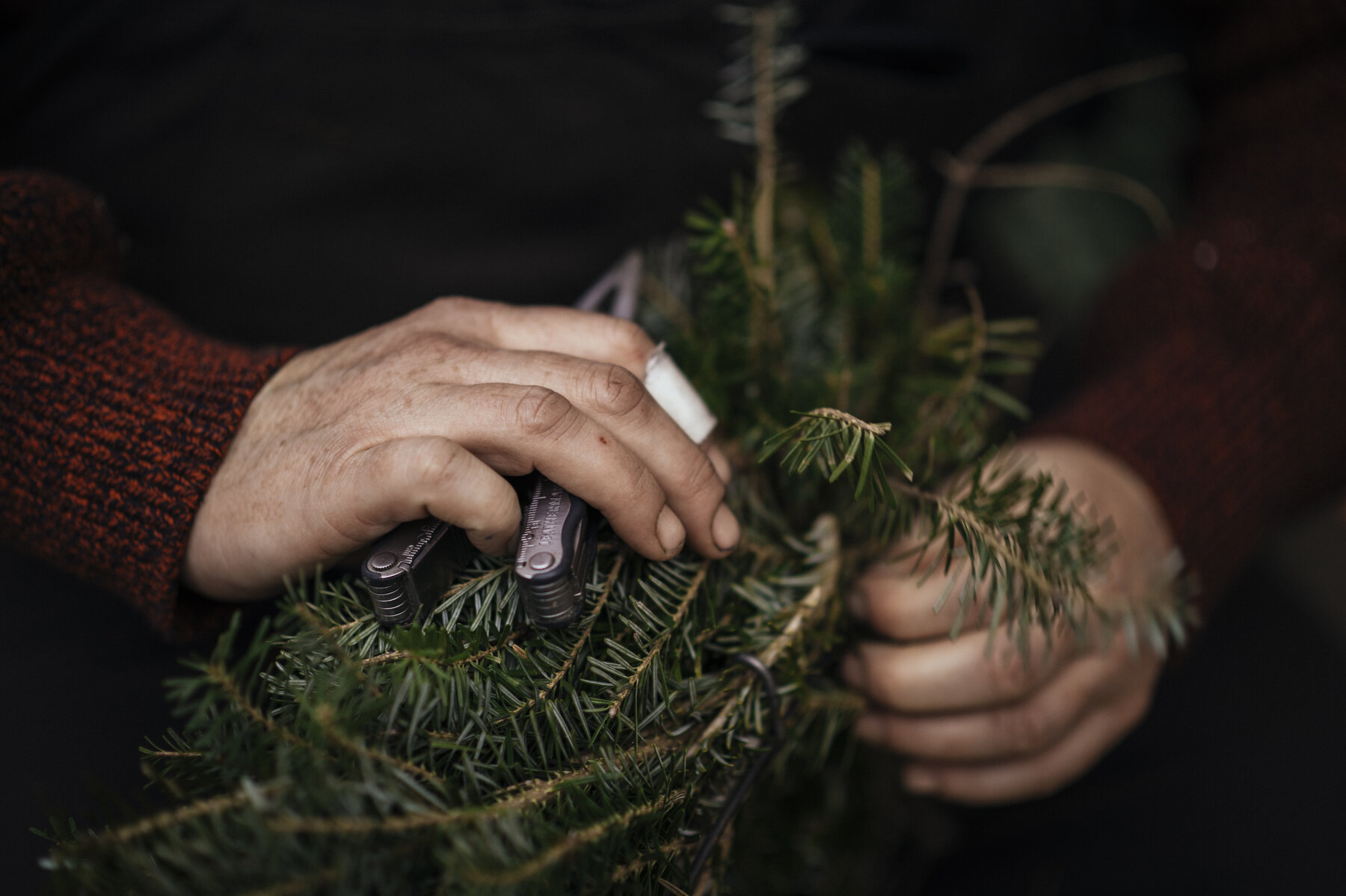  Emily Mullen ties pinecones to wreaths to be sold at her tree stand on Manhattan’s Upper East Side. 