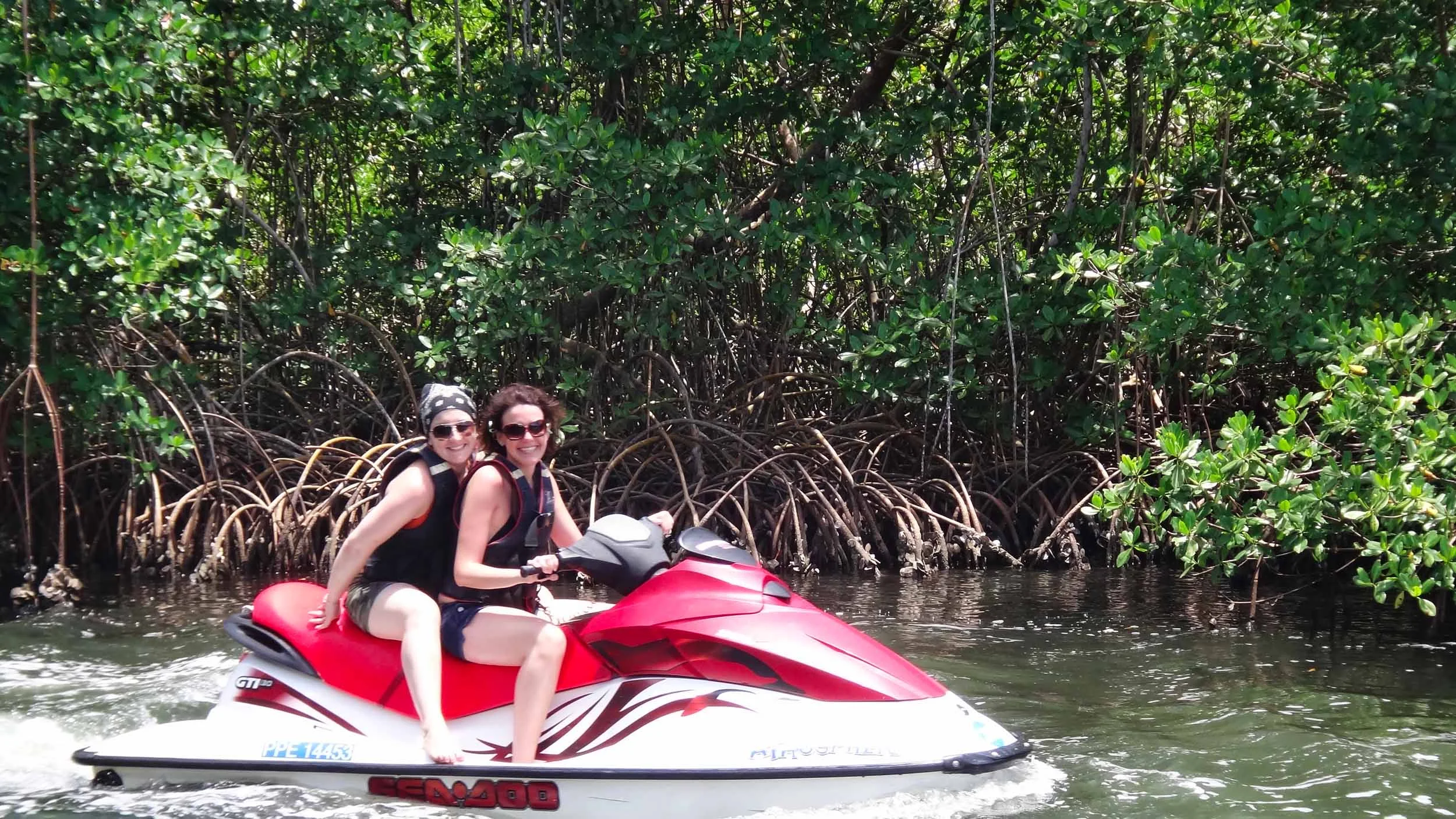 Filles-Jet-Ski-Guadeloupe-Mangrove.jpg