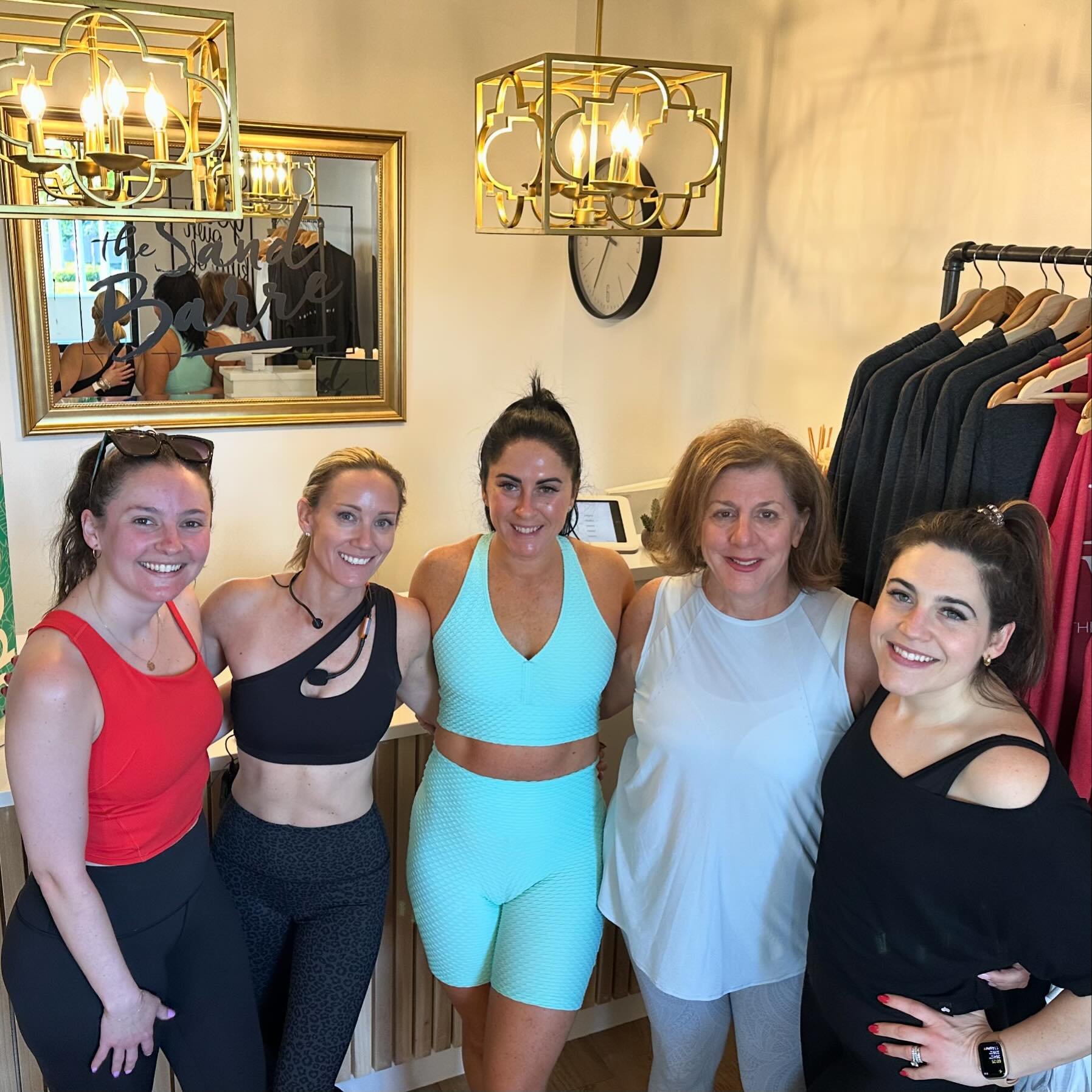 The Sand Barre meets @sandbarremarshfield! Loved having these beauties join me this morning. Happy Saturday! 🤸&zwj;♀️☀️