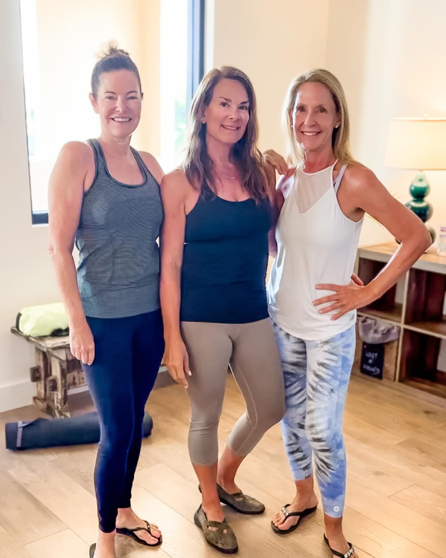 Friendship Friday! Nothing better than hittin&rsquo; the barre with friends. 💪🏻

#friendfriday #friendswhosweattogether #fitnesswithfriends #healthyhabits 
&bull;
&bull;
&bull;
&bull;
#naplesfl #youbelonghere #sandbarrelife #weloveyourface #findyou