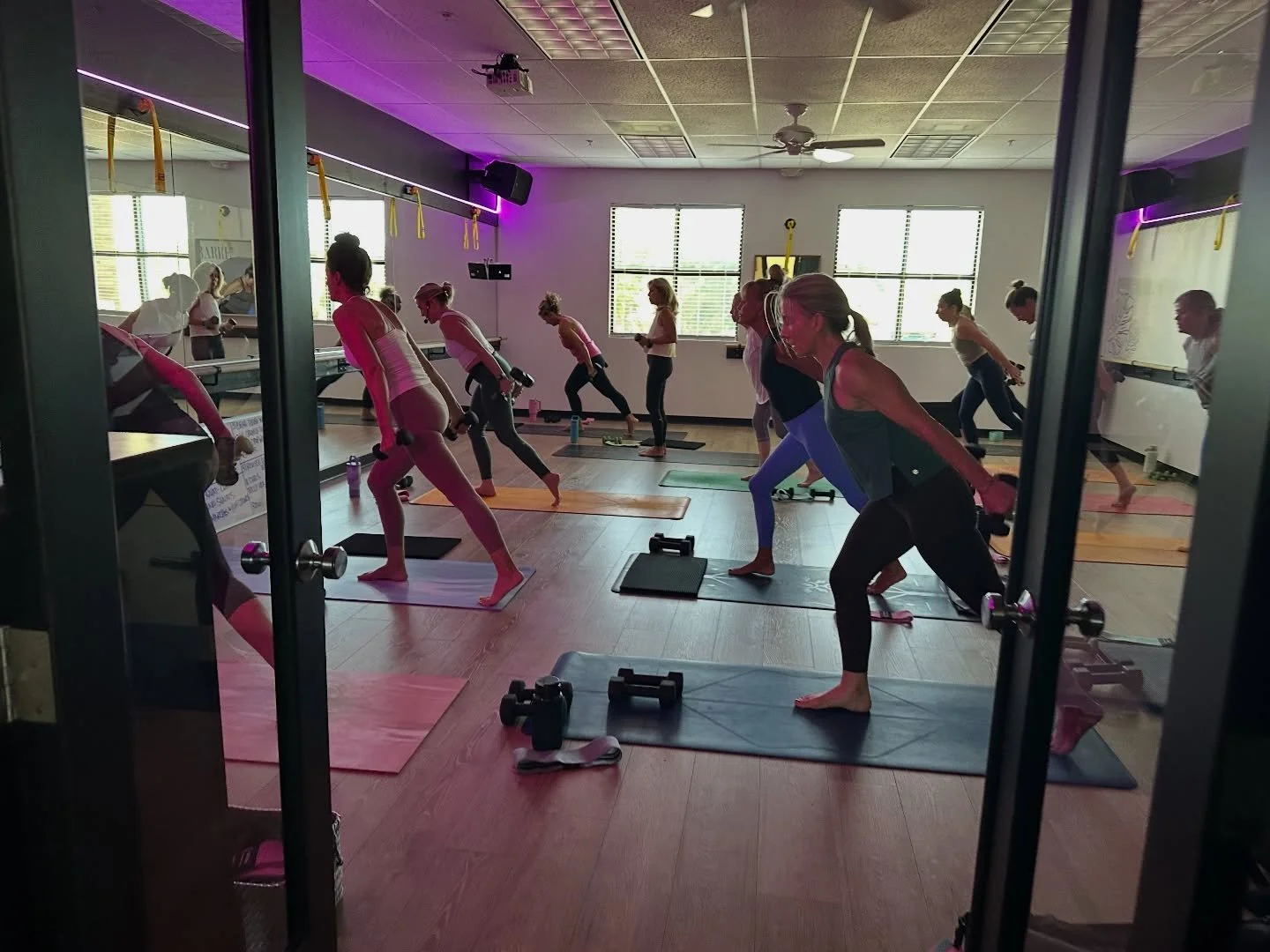 nothing like a Monday class after a holiday weekend 😅
we all needed that 💪🏻

#thesandbarre #findyourflock #youbelonghere #naplesfitness #mondaystrong