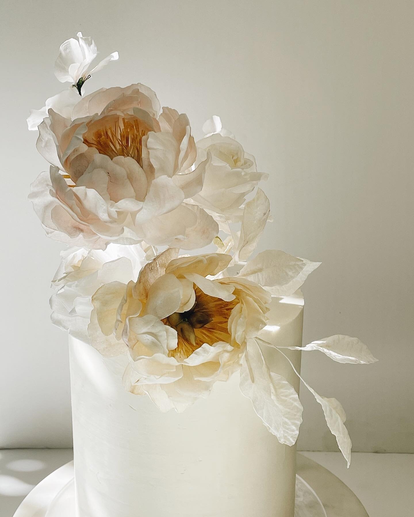 For Kathleen and Christian! Congrats on tying the knot! ⠀
⠀
A small cake with edible wafer paper peonies and sweet peas. Fun facts I&rsquo;d like to share with you when I make the sugar flowers: ⠀
⠀
*It is great to have main flowers(peonies), support