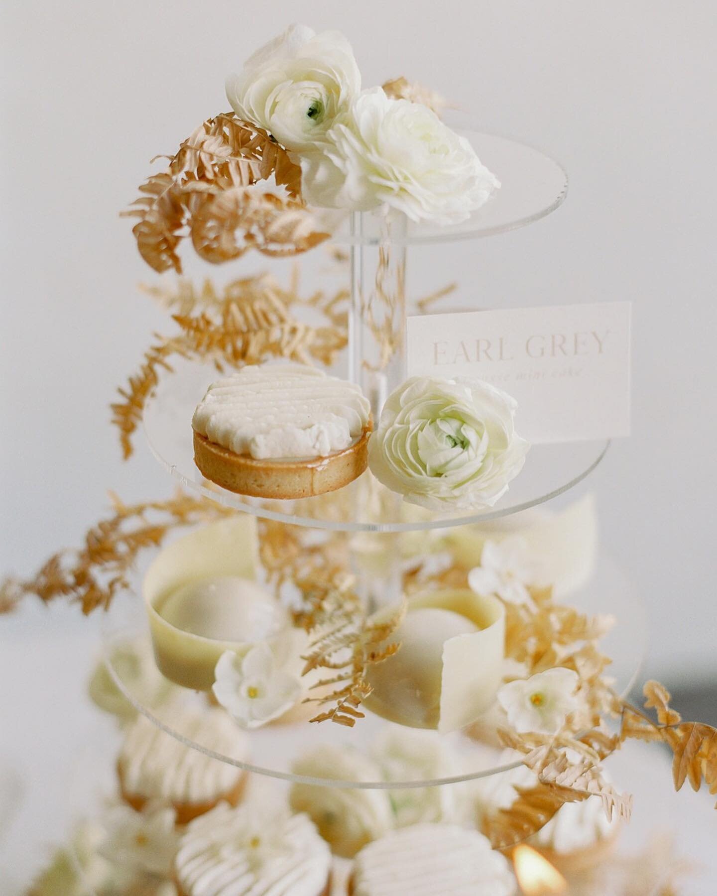 The overall color tone of this shoot is toward more earthy and neutral, thus I tried to stay away bright colors when considering the choice of desserts. I love including fun options such as these two. They are my recent favorite French pastries! ⁠
+V