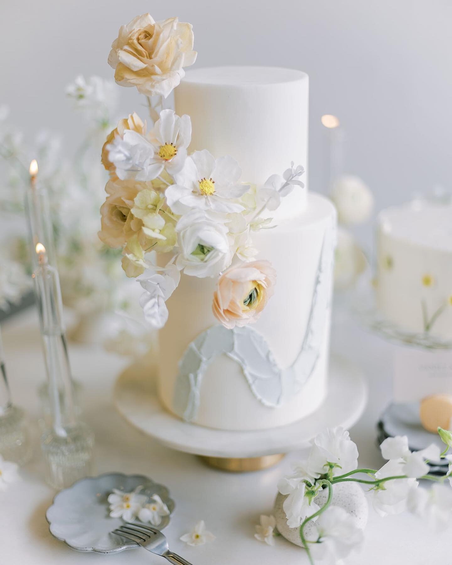 Cake with wafer paper flowers and blue accent! Back to work this week and excited to share more! 

⁠
⁠Photography: @danitoscanophoto⠀
Beauty: @beautybystaceymua⠀
Florals: @sirenfloralco ⠀
Design &amp; Rentals: @catalogatelier @adorefolklore⠀
Paper Go