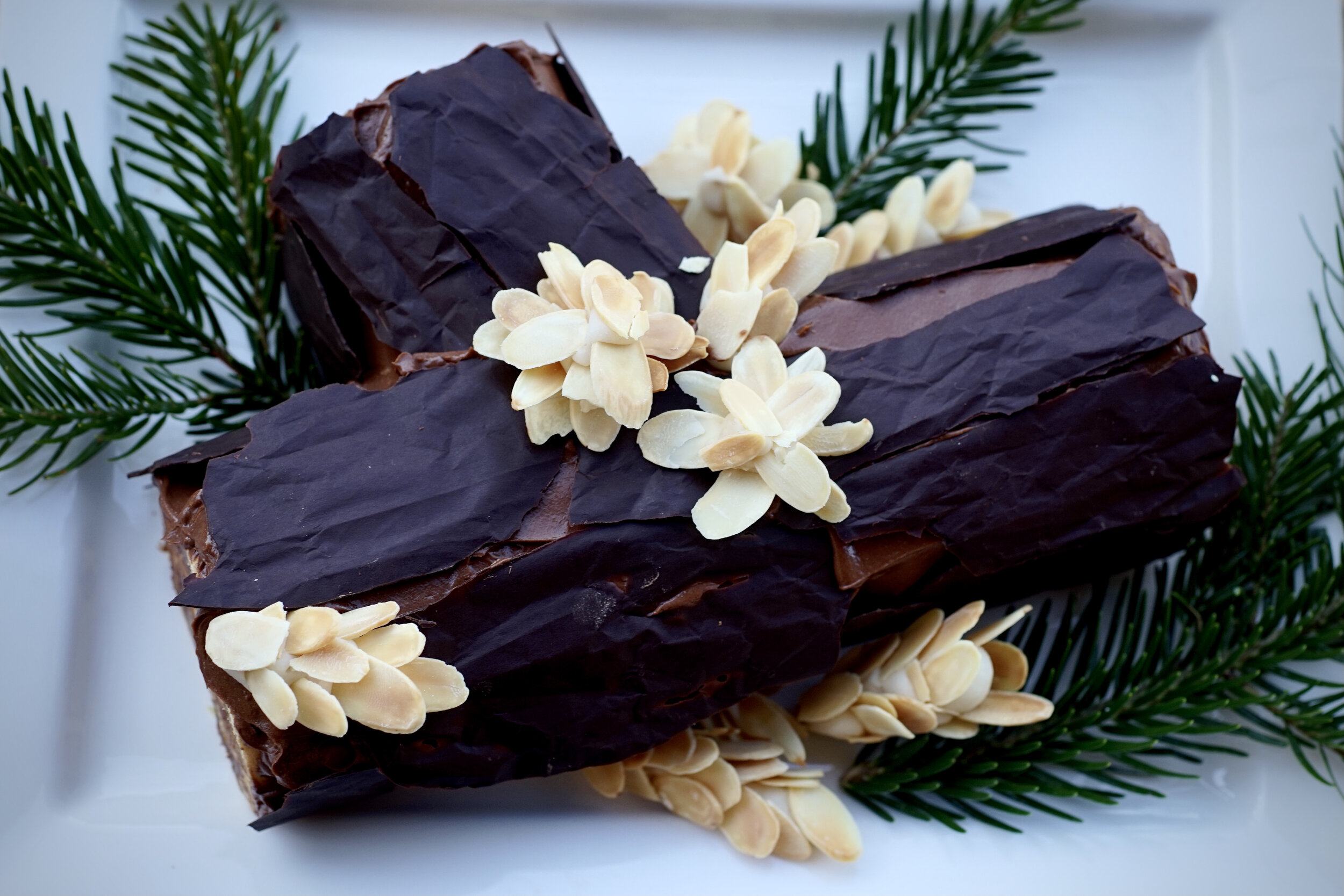 🎄 This Buche de Noel monochromic and reminiscent of the Swiss