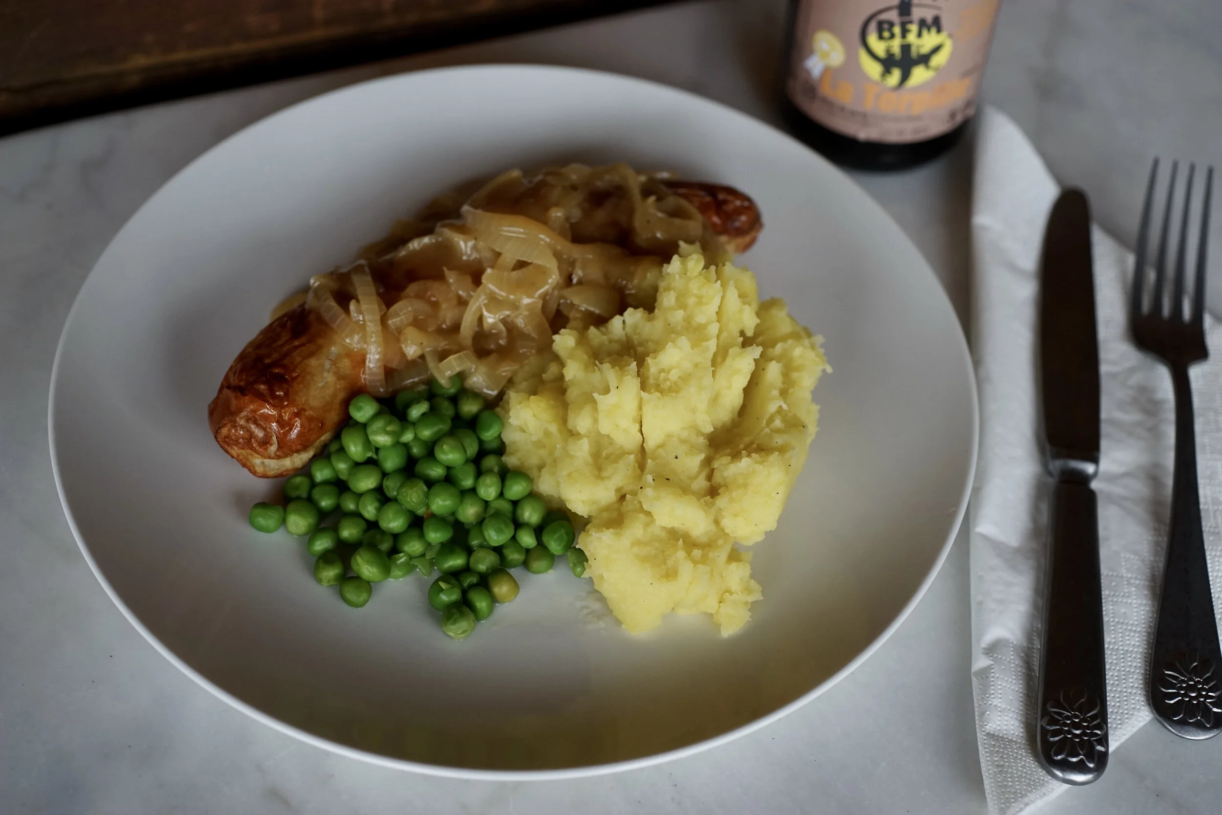 Bratwurst mit Zwiebelsauce