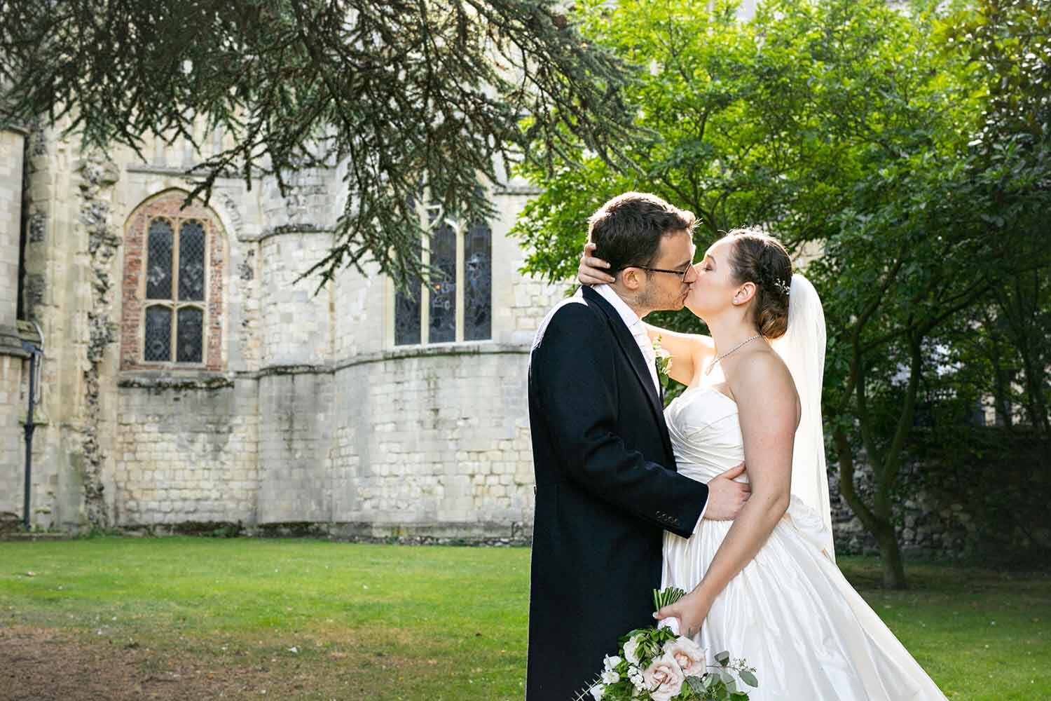 bride-and-groom-kissing-portrait-norwich-cathedral.jpg