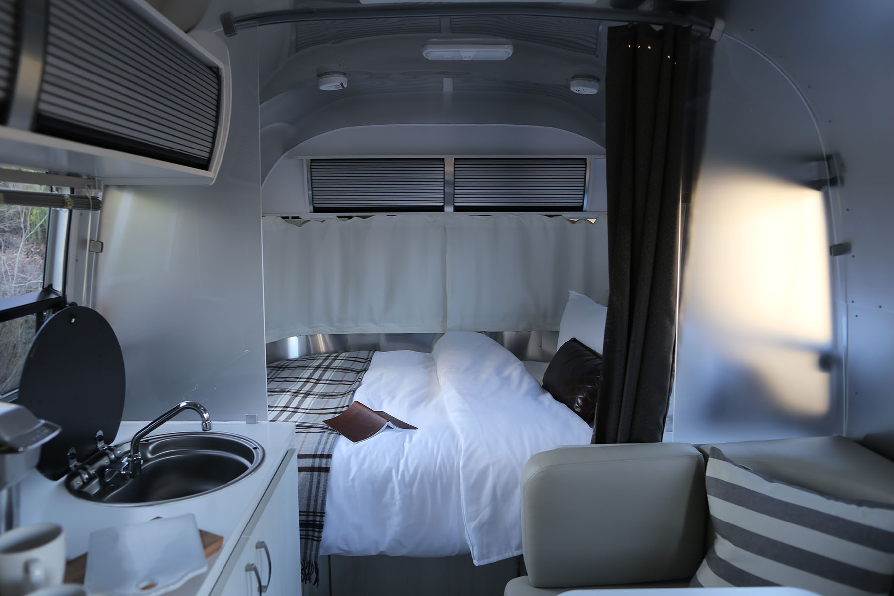 airstream-rental-bambi-sport-22ft-interior-1.JPG