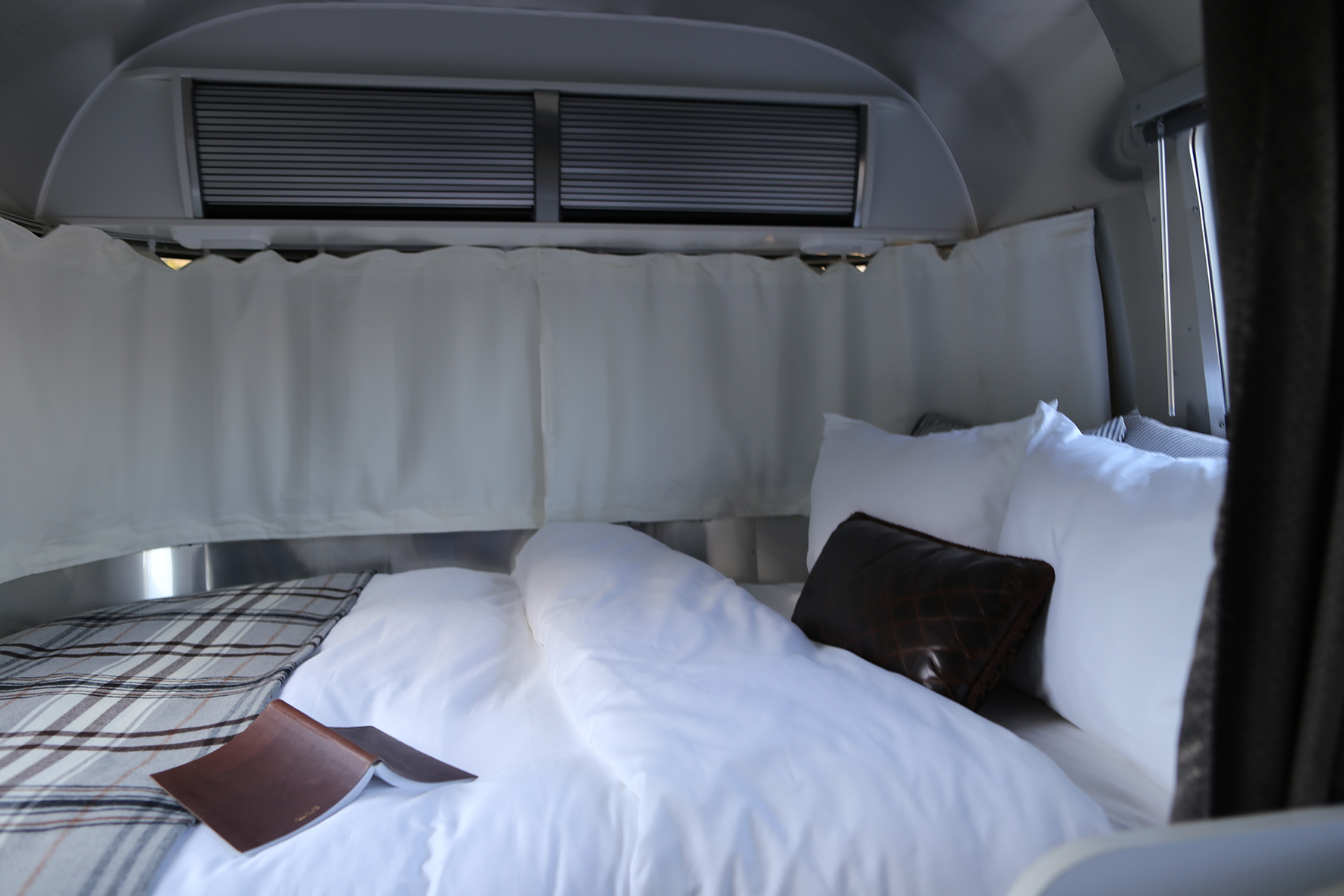 airstream-rental-bambi-sport-22ft-bed.JPG