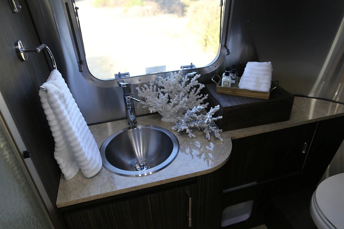 airstream-rental-international-signature-23ft-bath-2.jpg
