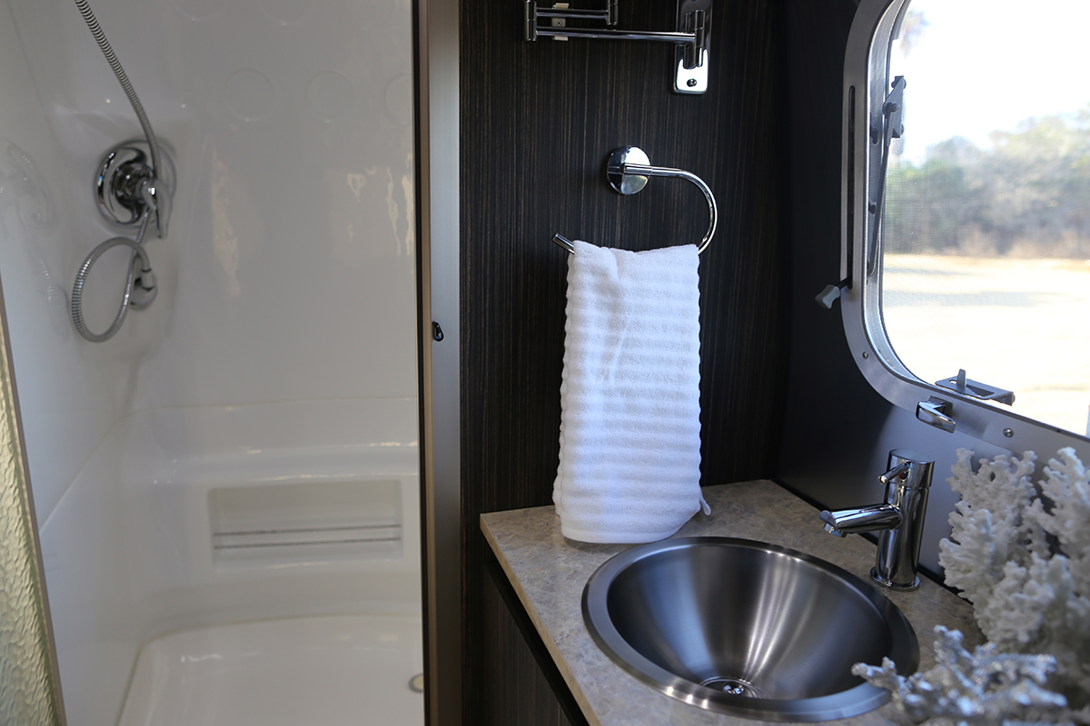 airstream-rental-international-signature-23ft-bath-3.jpg