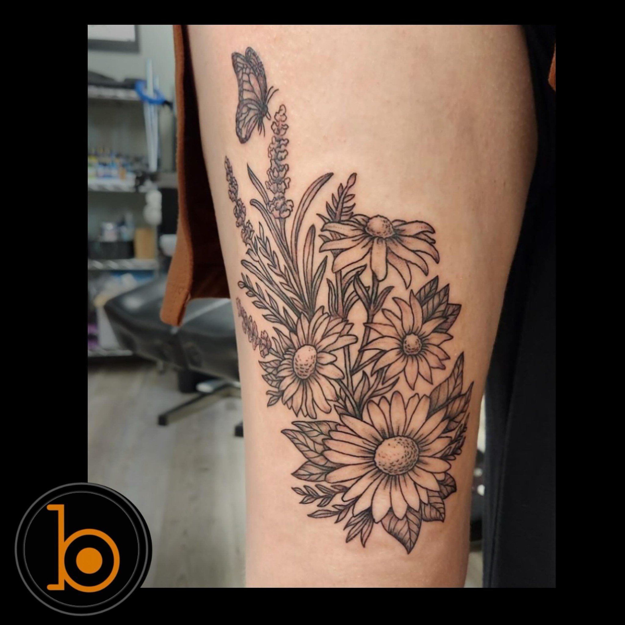 Back at it again with our attempts at manifesting warmer weather with spring tattoos&hellip; IS IT WORKING?! Floral piece by resident artist @steevdraws 💐🦋
➖➖➖➖➖➖➖➖➖➖➖➖➖➖➖➖➖
Blueprint Gallery
138 Russell St
 Hadley MA 01035
📱(413)-387-0221 
WALK-I
