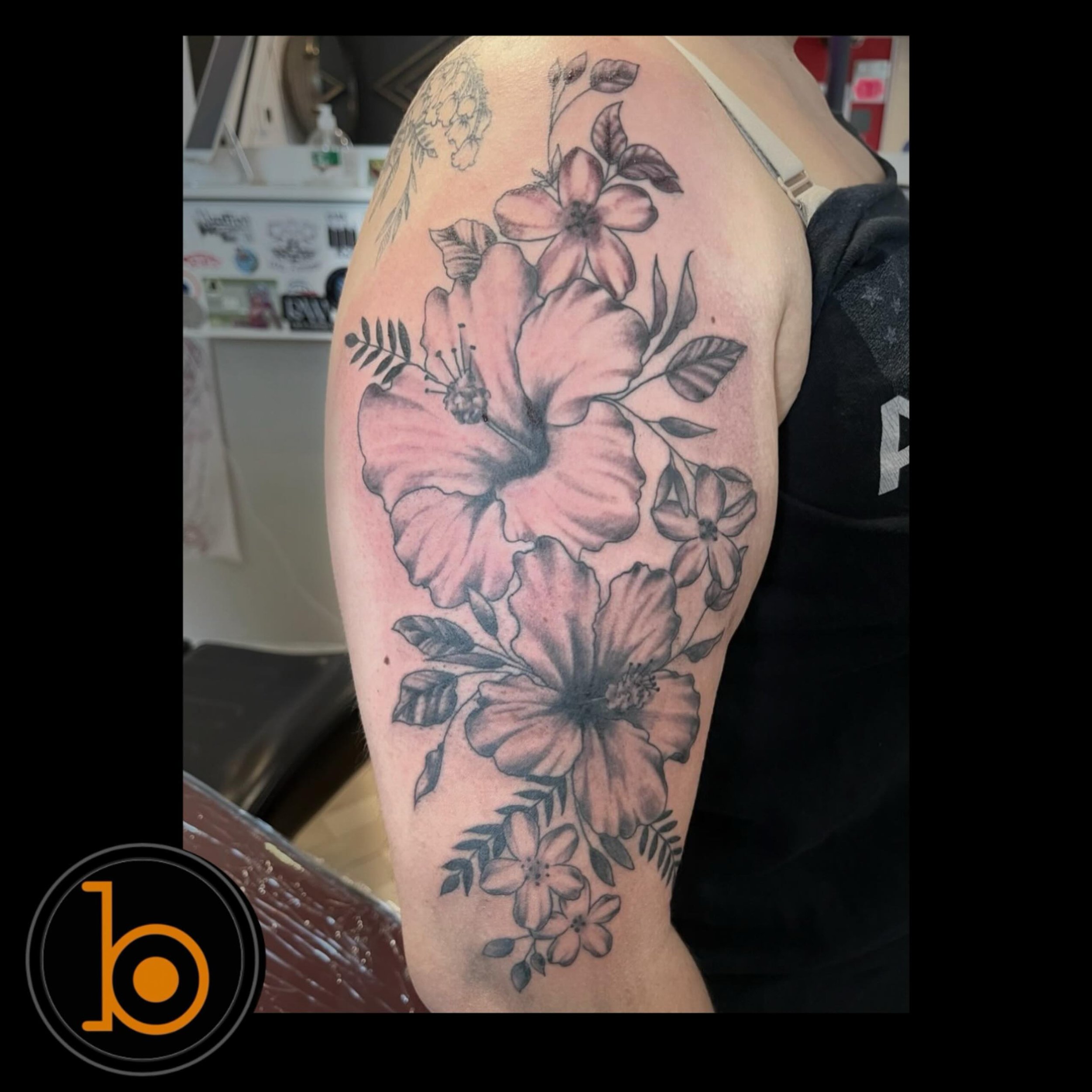 FLORALS FLORALS FLORALS! Another gorgeous tattoo by resident artist @slotapop 💐🌸
➖➖➖➖➖➖➖➖➖➖➖➖➖➖➖➖➖
Blueprint Gallery
138 Russell St
 Hadley MA 01035
📱(413)-387-0221 
WALK-INS WELCOME 
🕸️ www.blueprintgallery.com 🕸️
⬇️⬇️⬇️⬇️⬇️⬇️⬇️⬇️⬇️⬇️⬇️⬇️⬇️
Mad