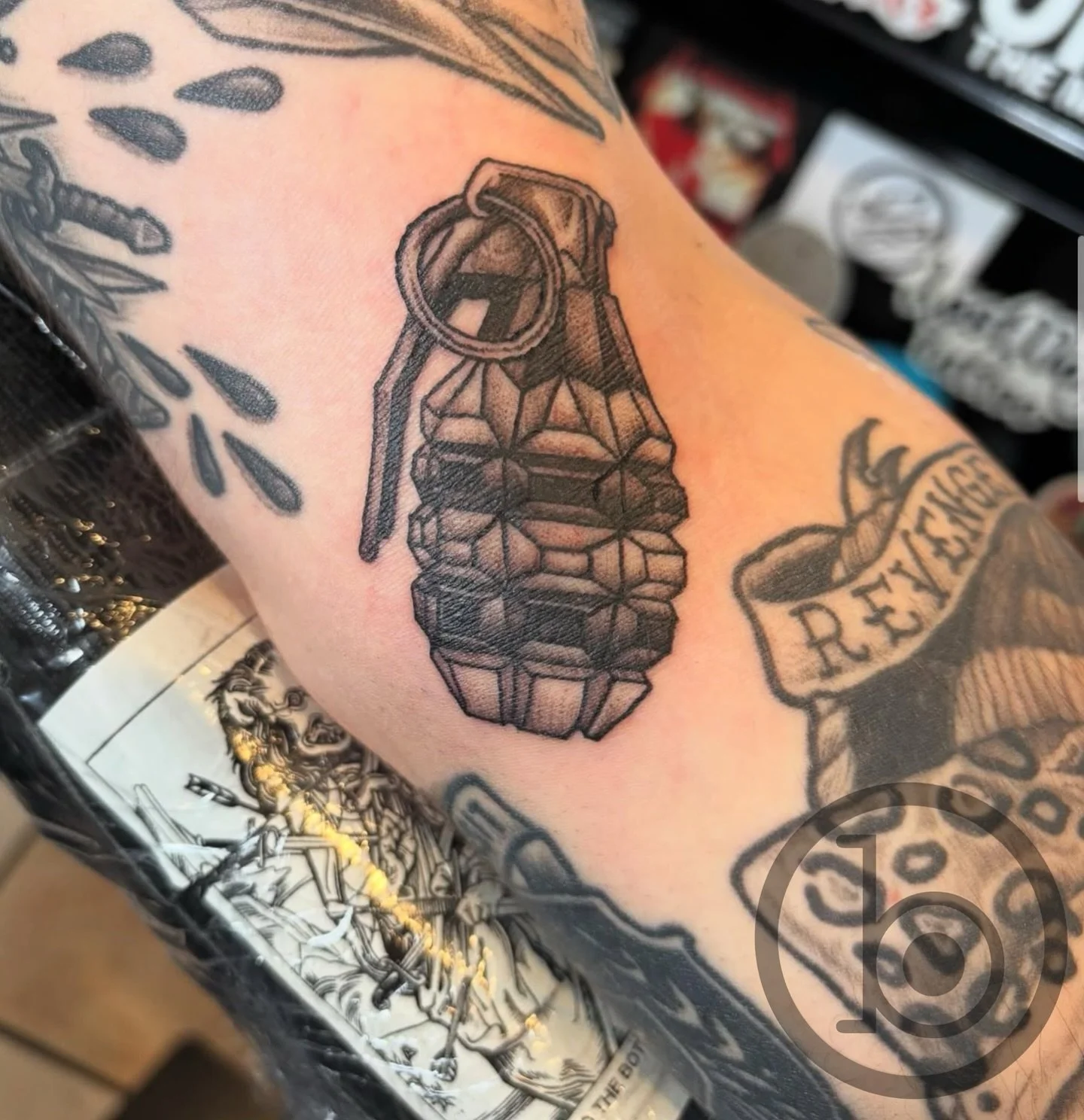 By resident artist @kevinberubetattooer 
➖➖➖➖➖➖➖➖➖➖➖➖➖➖➖➖➖
Blueprint Gallery
138 Russell St
 Hadley MA 01035
📱(413)-387-0221 
WALK-INS WELCOME 
🕸️ www.blueprintgallery.com 🕸️
.
.
.
.
.
.
.
.
.
#blackandgreytattoo#grenadetattoo#tattooartist#tattoo#