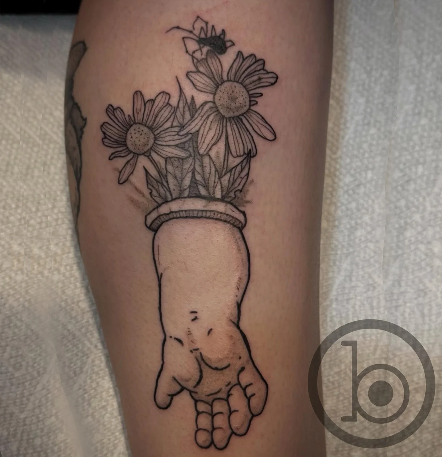 By resident artist @rick.beaupre 
➖➖➖➖➖➖➖➖➖➖➖➖➖➖➖➖➖
Blueprint Gallery
138 Russell St
 Hadley MA 01035
📱(413)-387-0221 
WALK-INS WELCOME 
🕸️ www.blueprintgallery.com 🕸️
.
.
.
.
.
.
.
.
.
#discoverpage#tattoo#lineworktattoo#linework#flower#floraltat