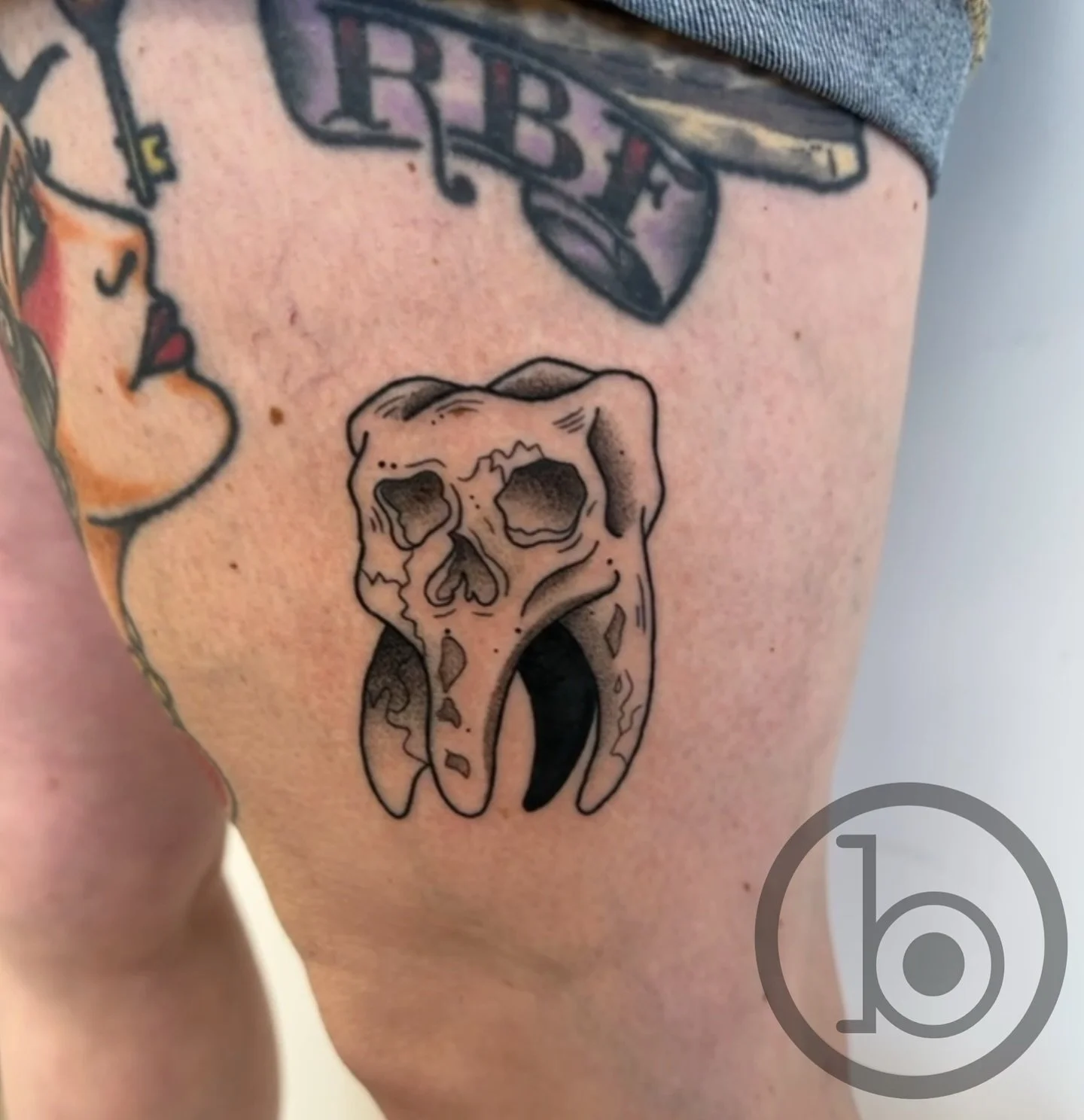 By resident artist @steeley.tattoos 
➖➖➖➖➖➖➖➖➖➖➖➖➖➖➖➖➖
Blueprint Gallery
138 Russell St
 Hadley MA 01035
📱(413)-387-0221 
WALK-INS WELCOME 
🕸️ www.blueprintgallery.com 🕸️
.
.
.
.
.
.
.
.
.
#tooth#toothtattoo#blackandgreytattoo#lineworktattoo#boldt