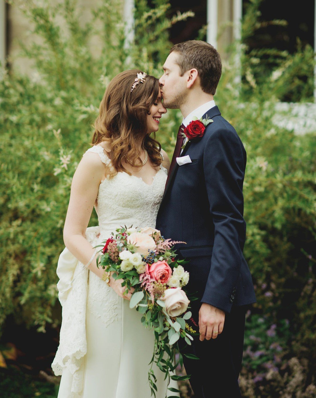 Throwing it back to Natalie &amp; Steve's woodland themed wedding!🍃🌿🍂#TimelessBouquets #CascadeBouquet #WeddingFlorist #BridalBouquetGoals #FloralDreams #romanticweddings
