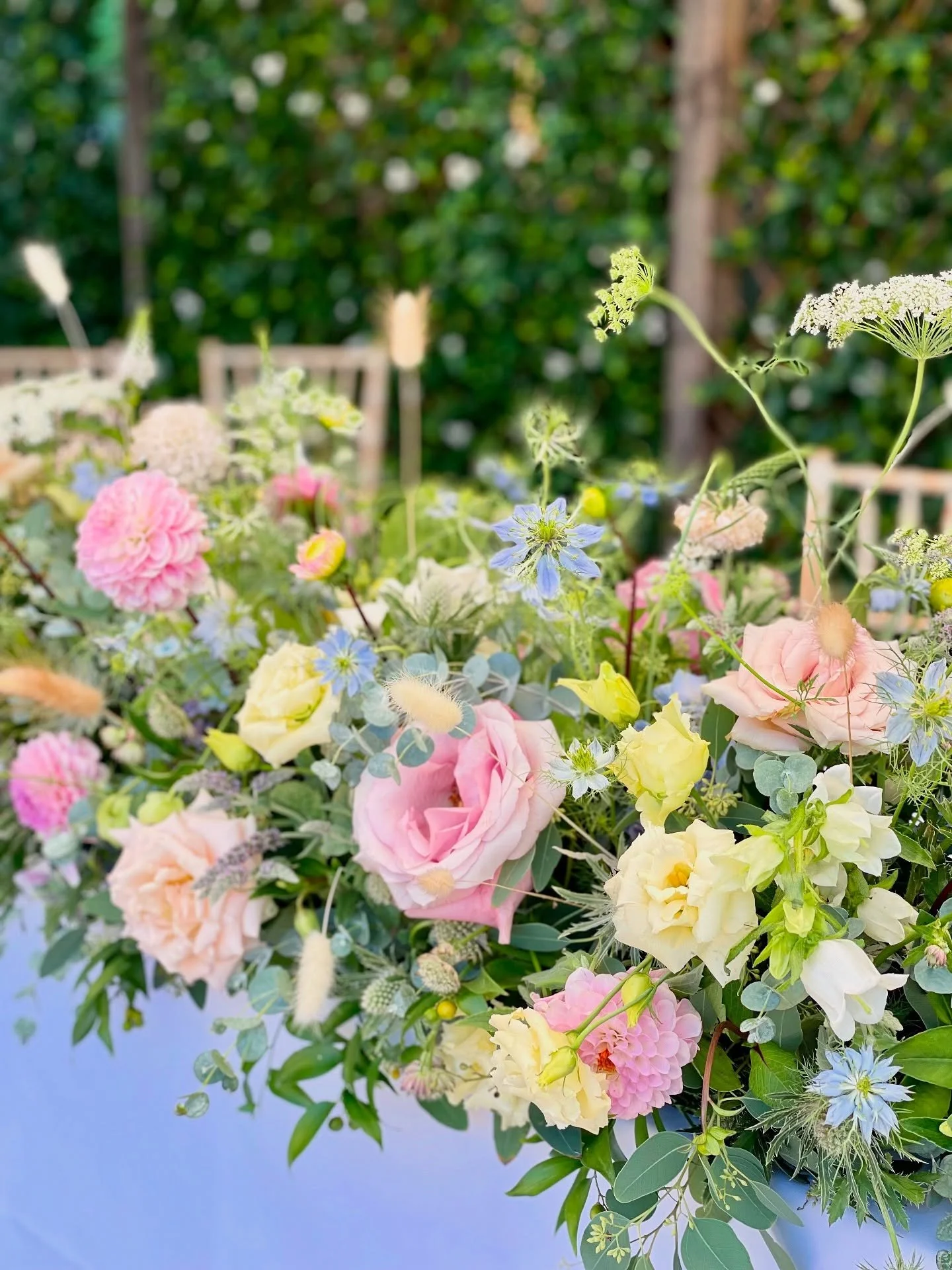 Beautiful meadow top table display in pretty pastels 🌸