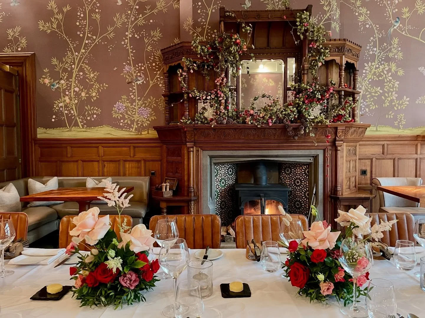 Setting up for an intimate dinner @hamptonmanorweddings with these little beauties! 🌿 #tablescape #tablesetting #eventflowers #seasonalblooms